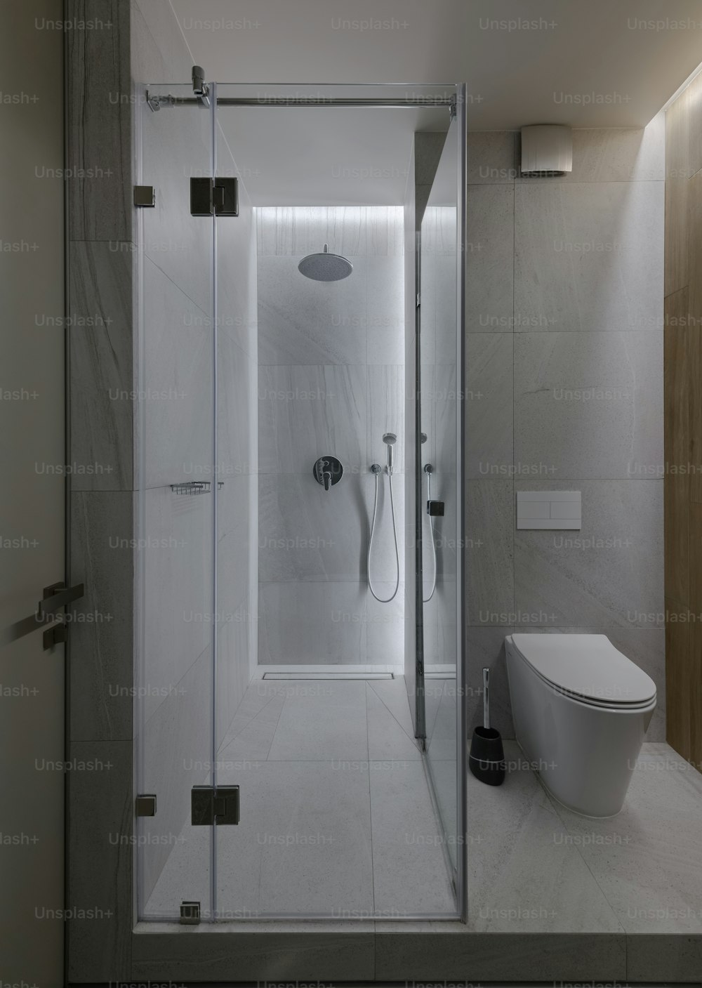 uma moderna casa de banho com cabina de duche ao nível do chão