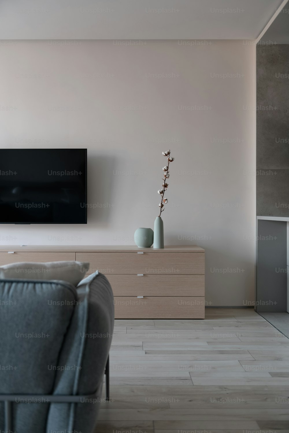 ein Wohnzimmer mit einer Couch und einem Fernseher