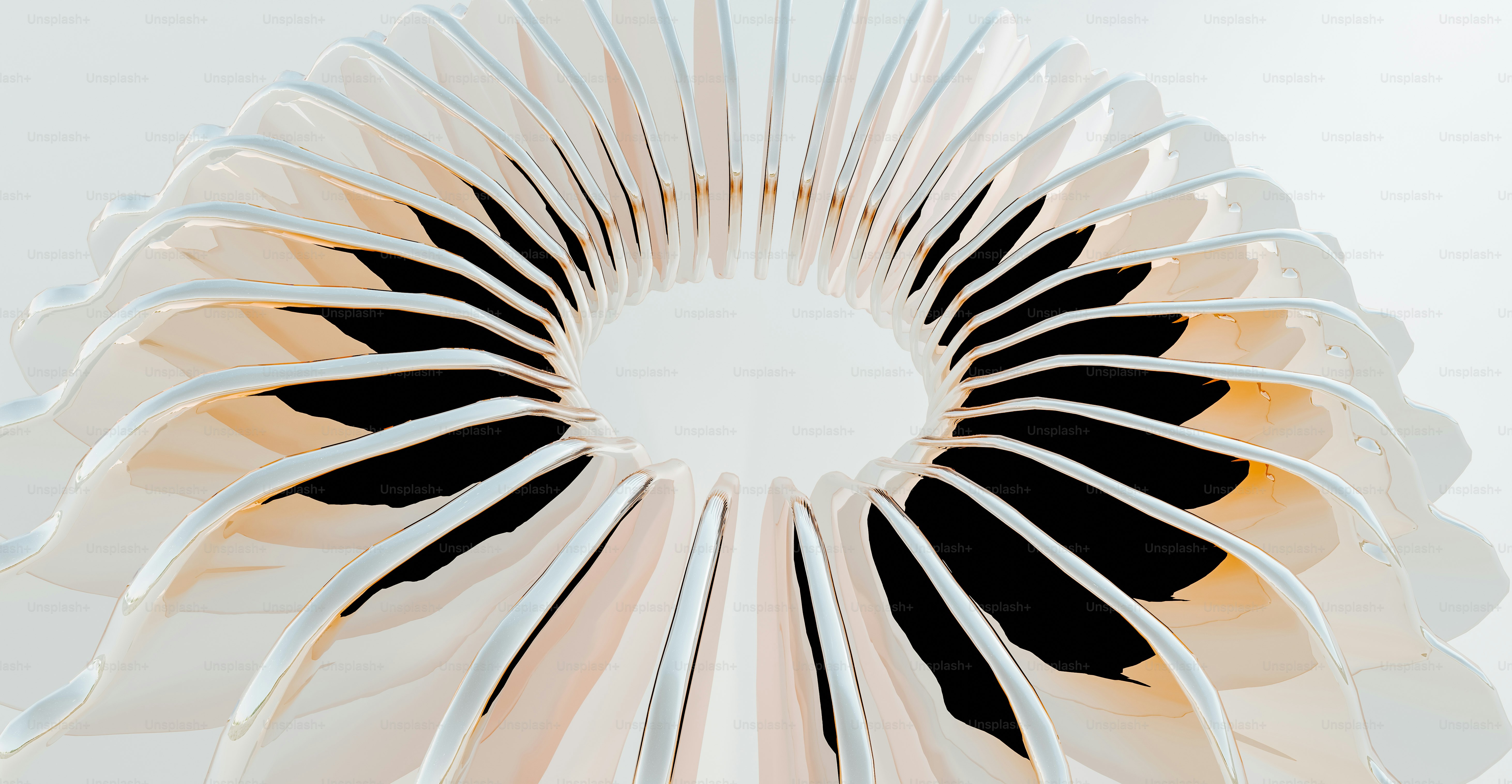 uma escultura branca com desenhos em preto e branco sobre ela