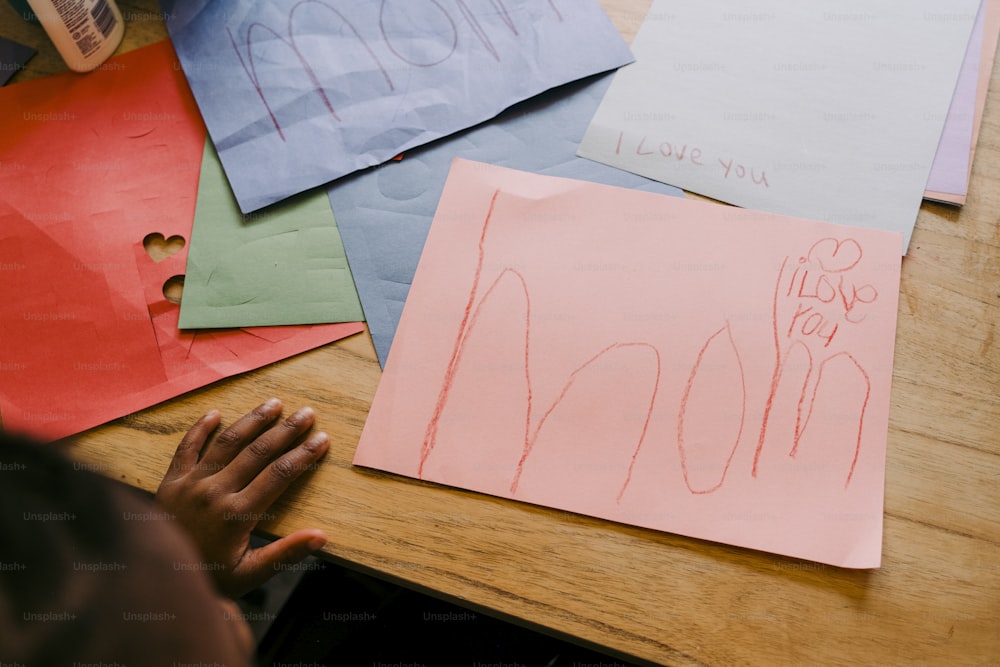 Die Hand eines Kindes liegt auf einem Blatt Papier