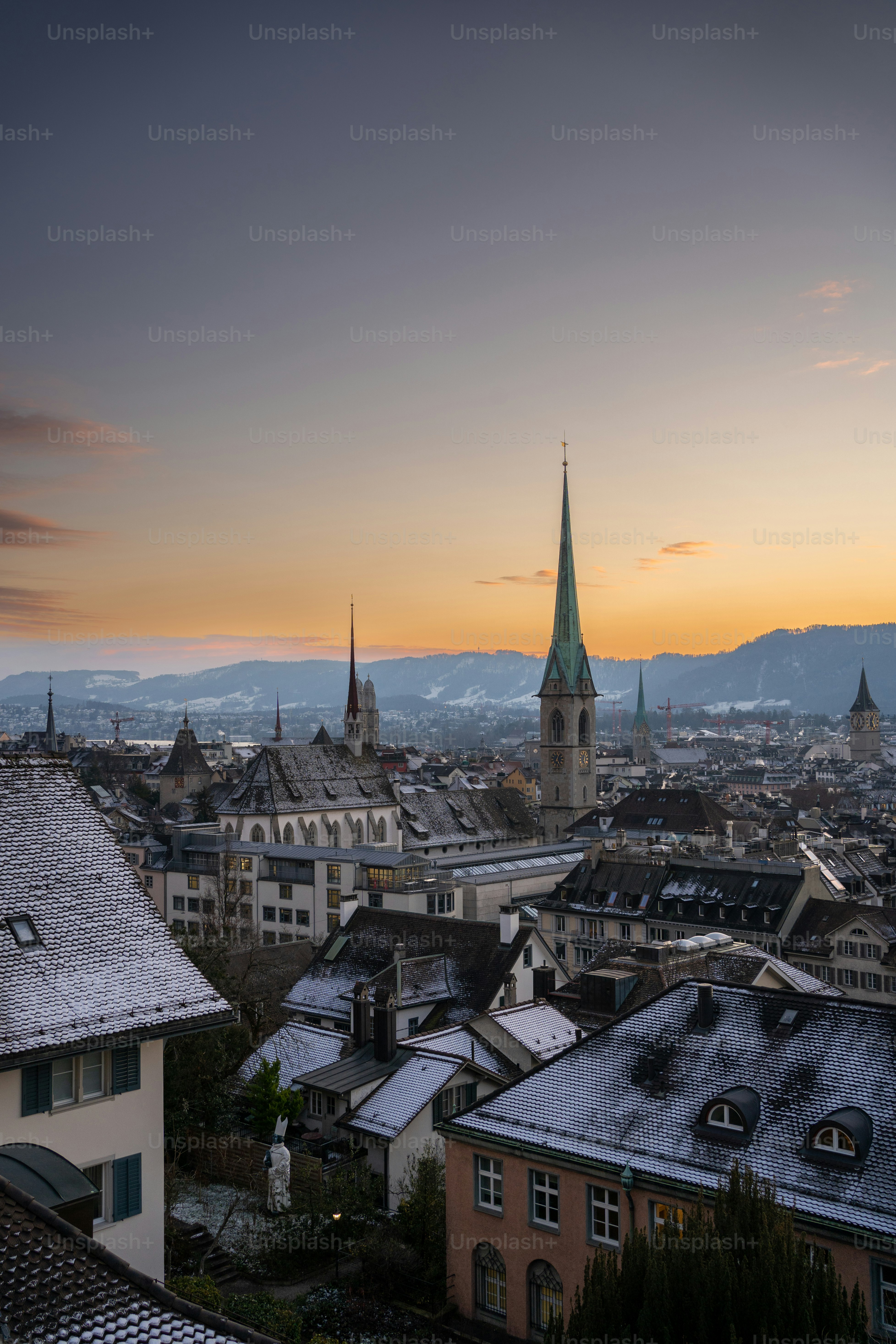 Blick auf eine Stadt mit einem Kirchturm im Hintergrund