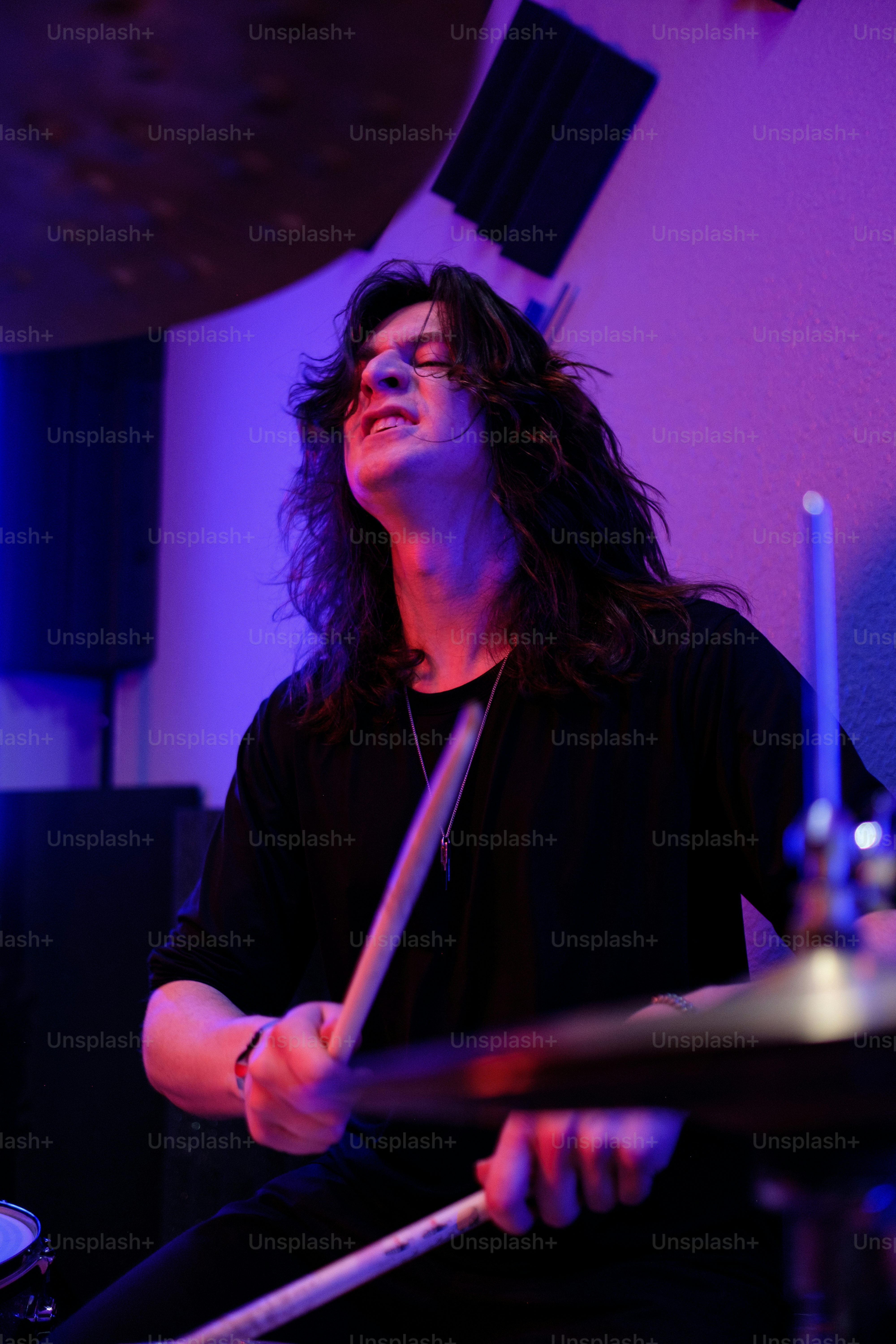 un uomo seduto davanti a una batteria