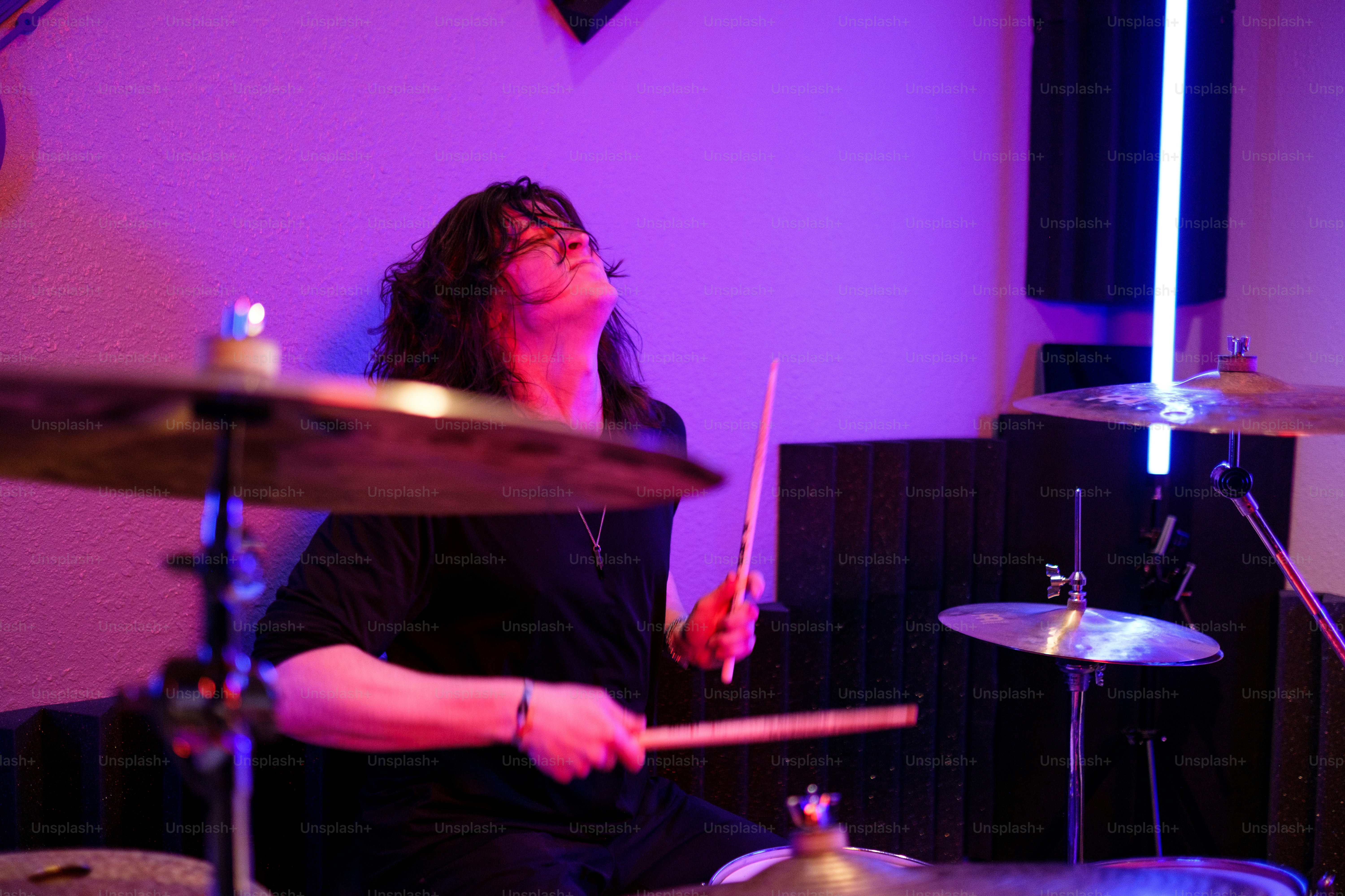 un uomo seduto davanti a una batteria