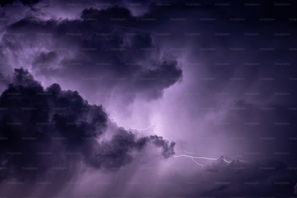 Ein violetter Himmel mit einem Blitz in der Mitte