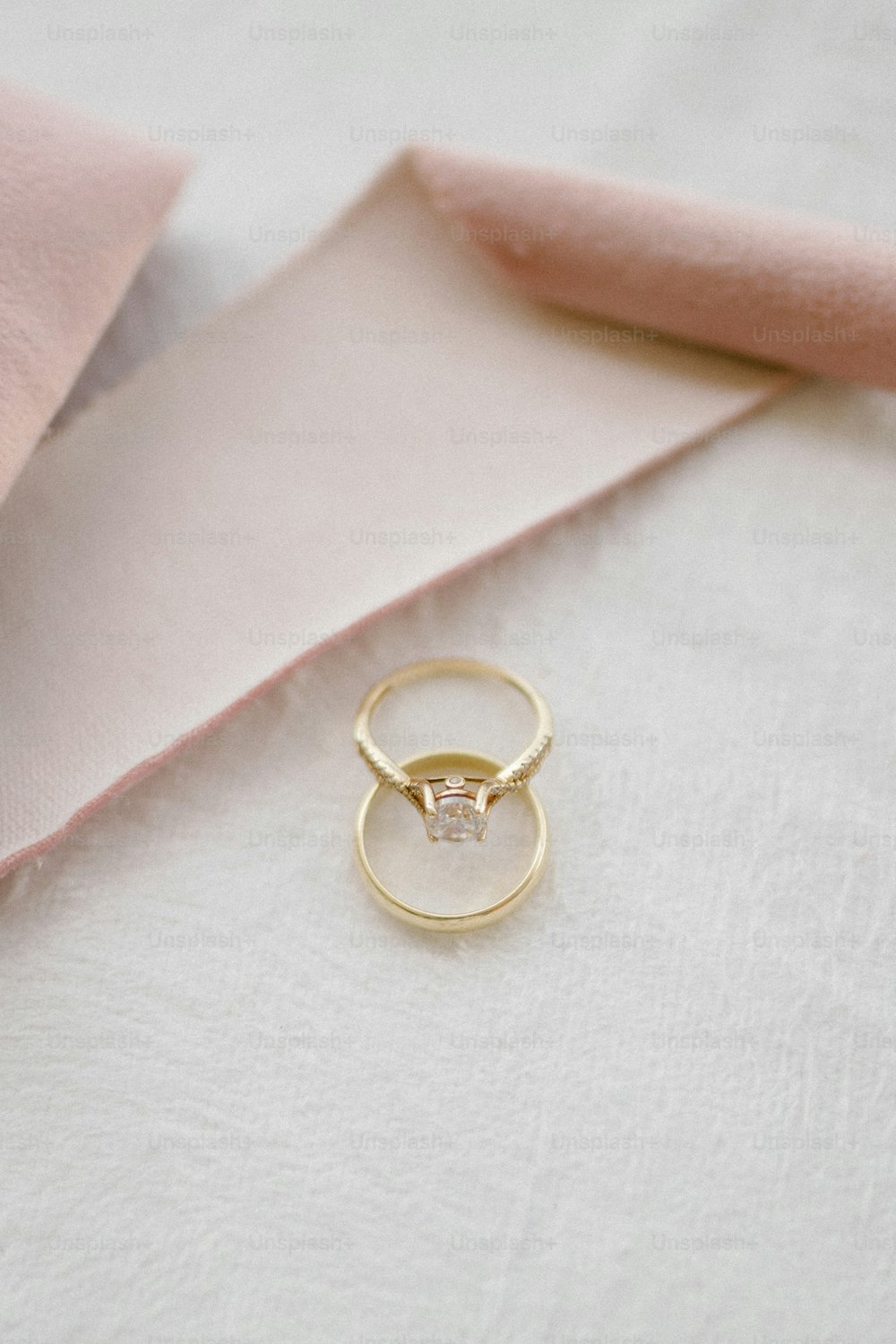 Un primer plano de un anillo de oro con un diamante