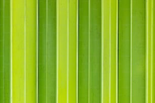 Un primer plano de una pared verde con líneas verticales