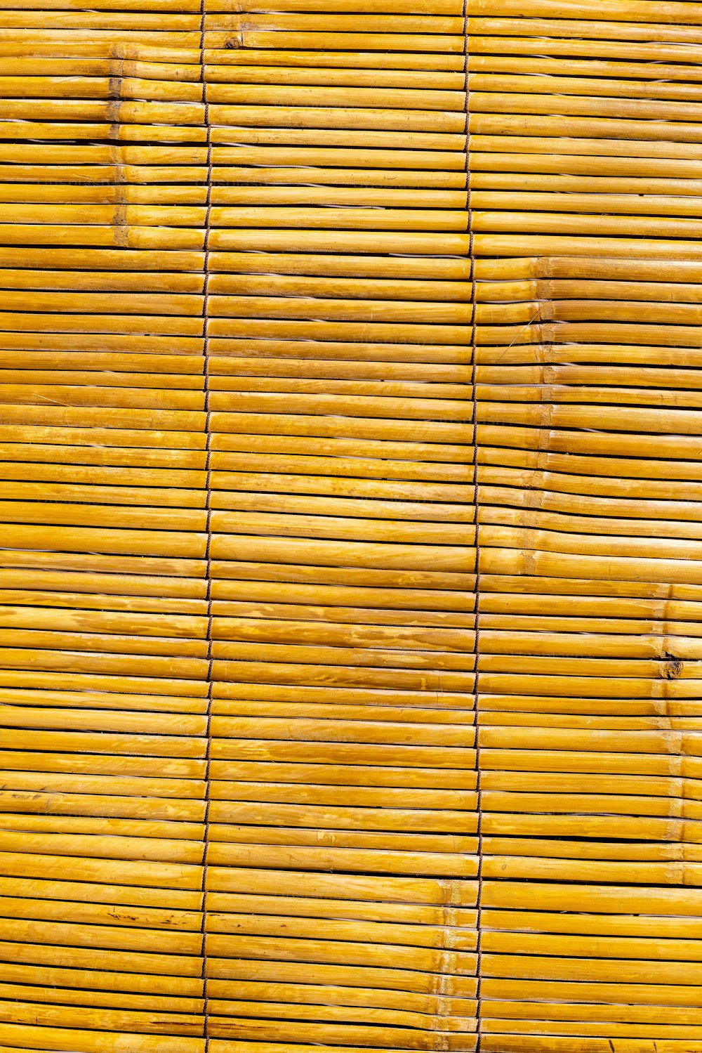 um close up de uma persiana de bambu amarela