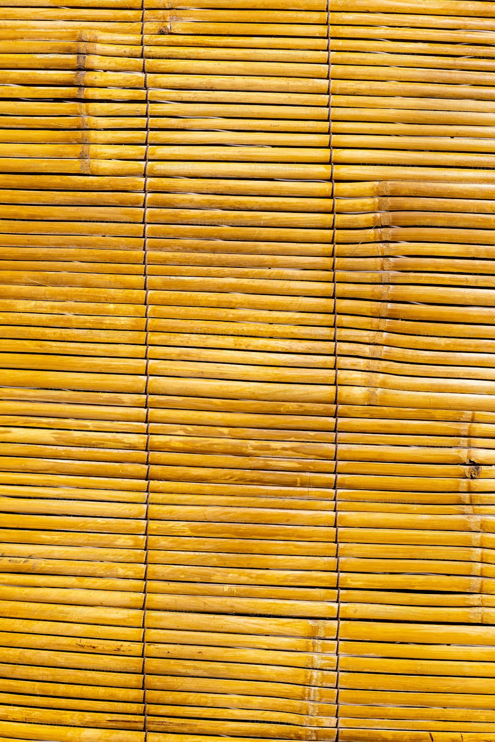 Un primer plano de una persiana de bambú amarillo