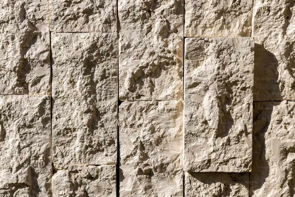 um close up de uma parede feita de blocos de pedra