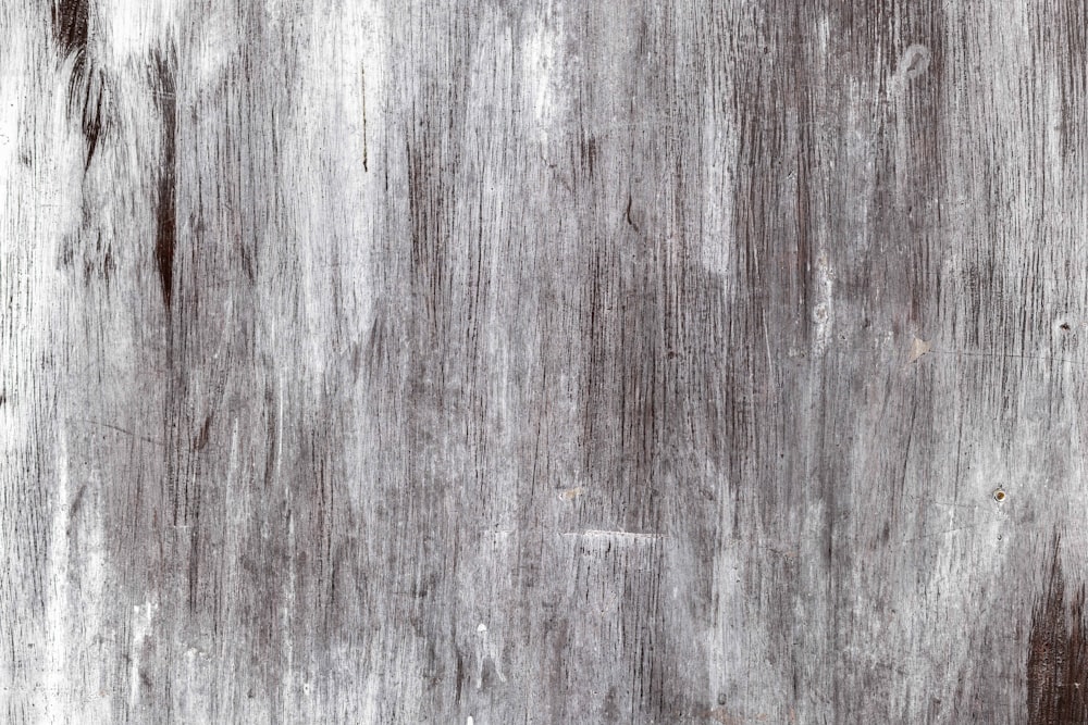 un gros plan d’un mur en bois avec de la peinture écaillée