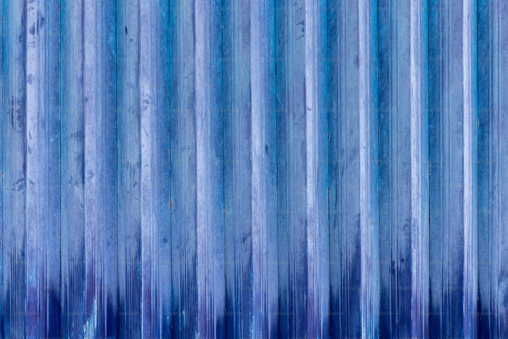 un fondo azul con líneas verticales en el medio
