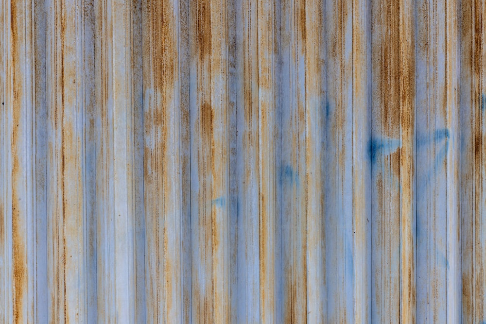 una superficie metallica arrugginita con vernice blu su di essa