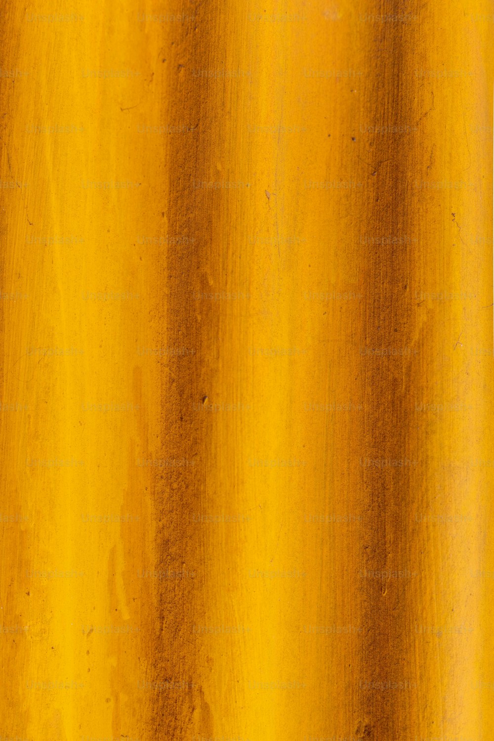 um close up de uma superfície de metal amarelo