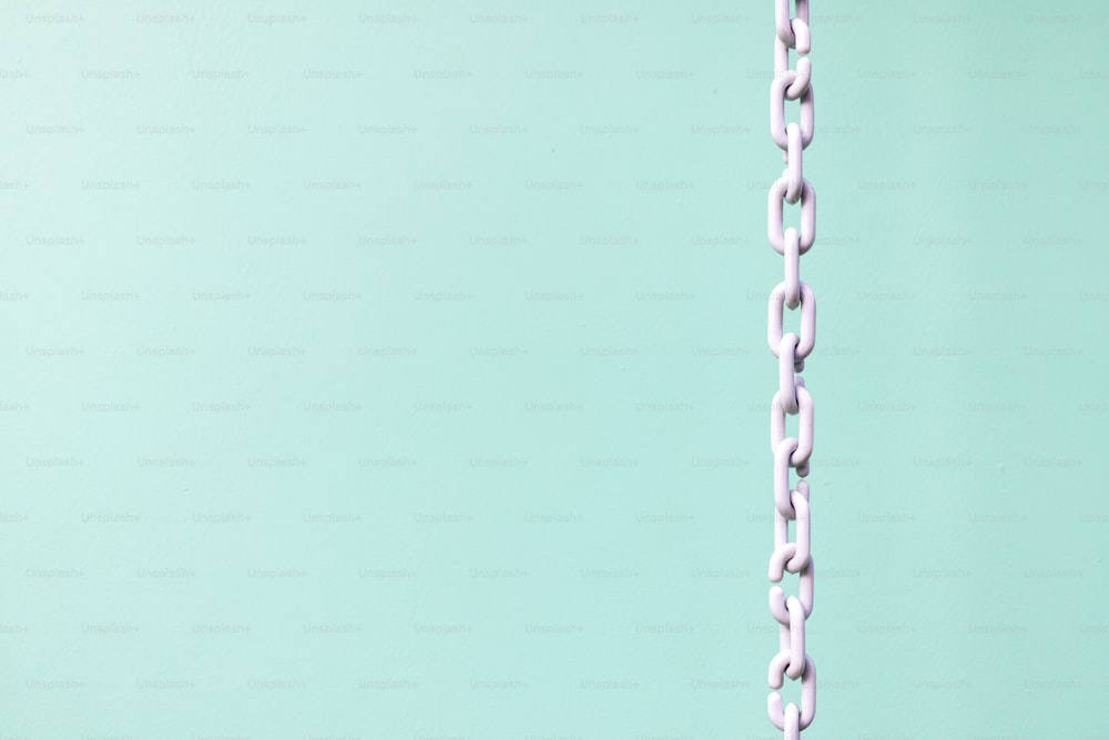 a close up of a chain on a green background