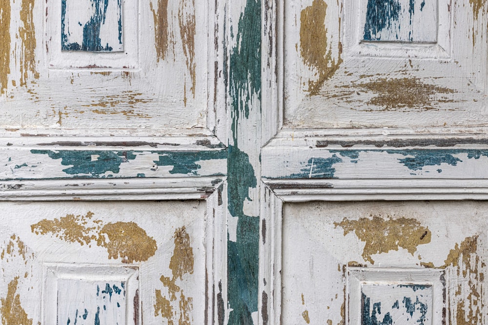 Un primer plano de una puerta con pintura descascarada