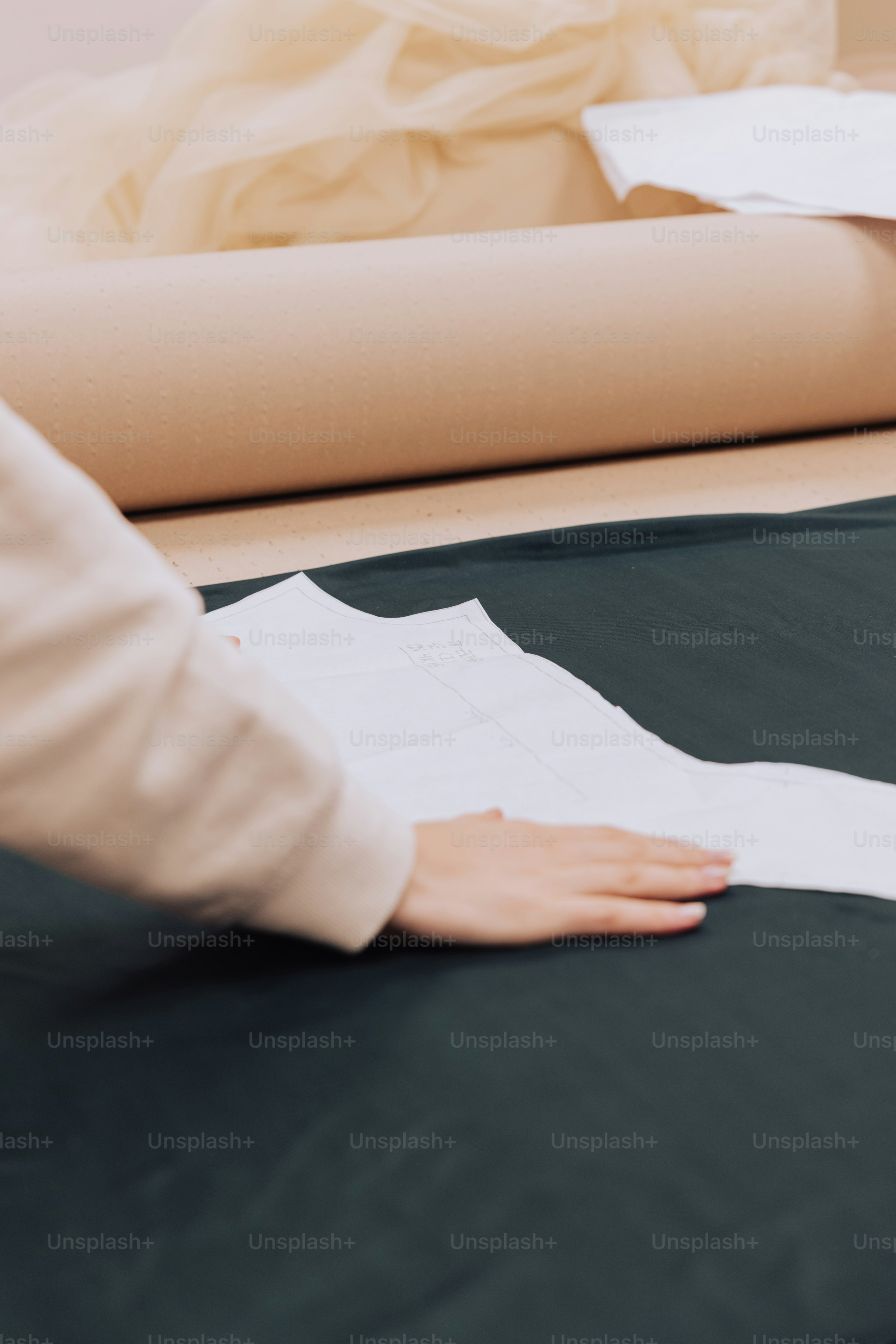 Una mujer sentada encima de una cama sosteniendo un pedazo de papel