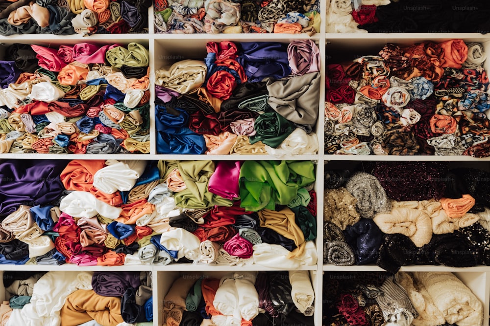Un montón de diferentes tipos de bufandas en una caja