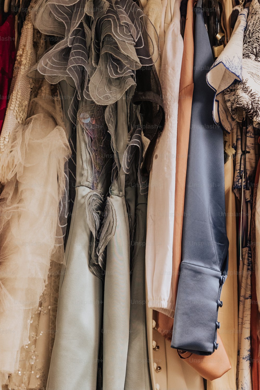 Un montón de vestidos colgados en un estante