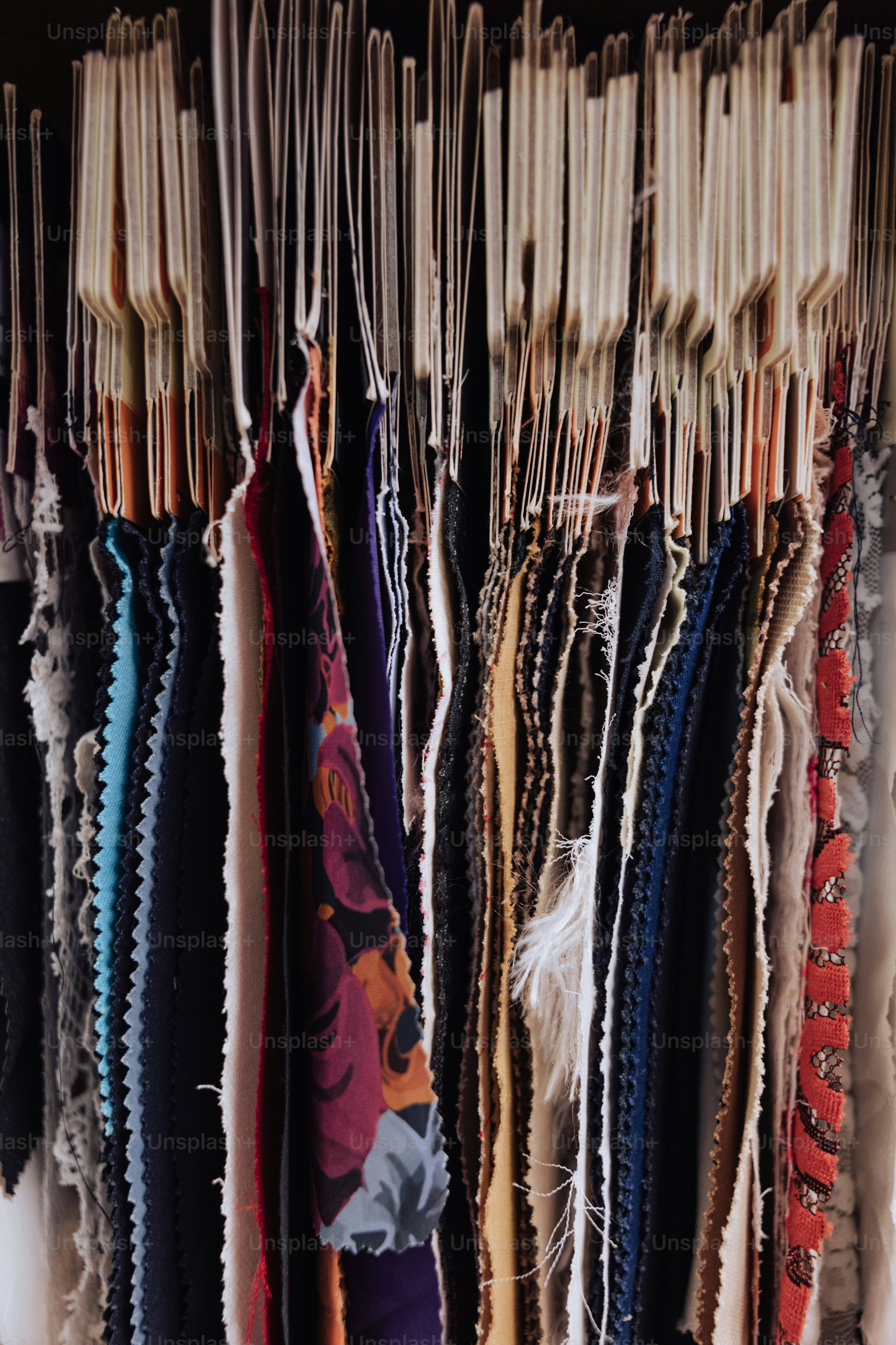 Un mucchio di cravatte sono appese su uno scaffale