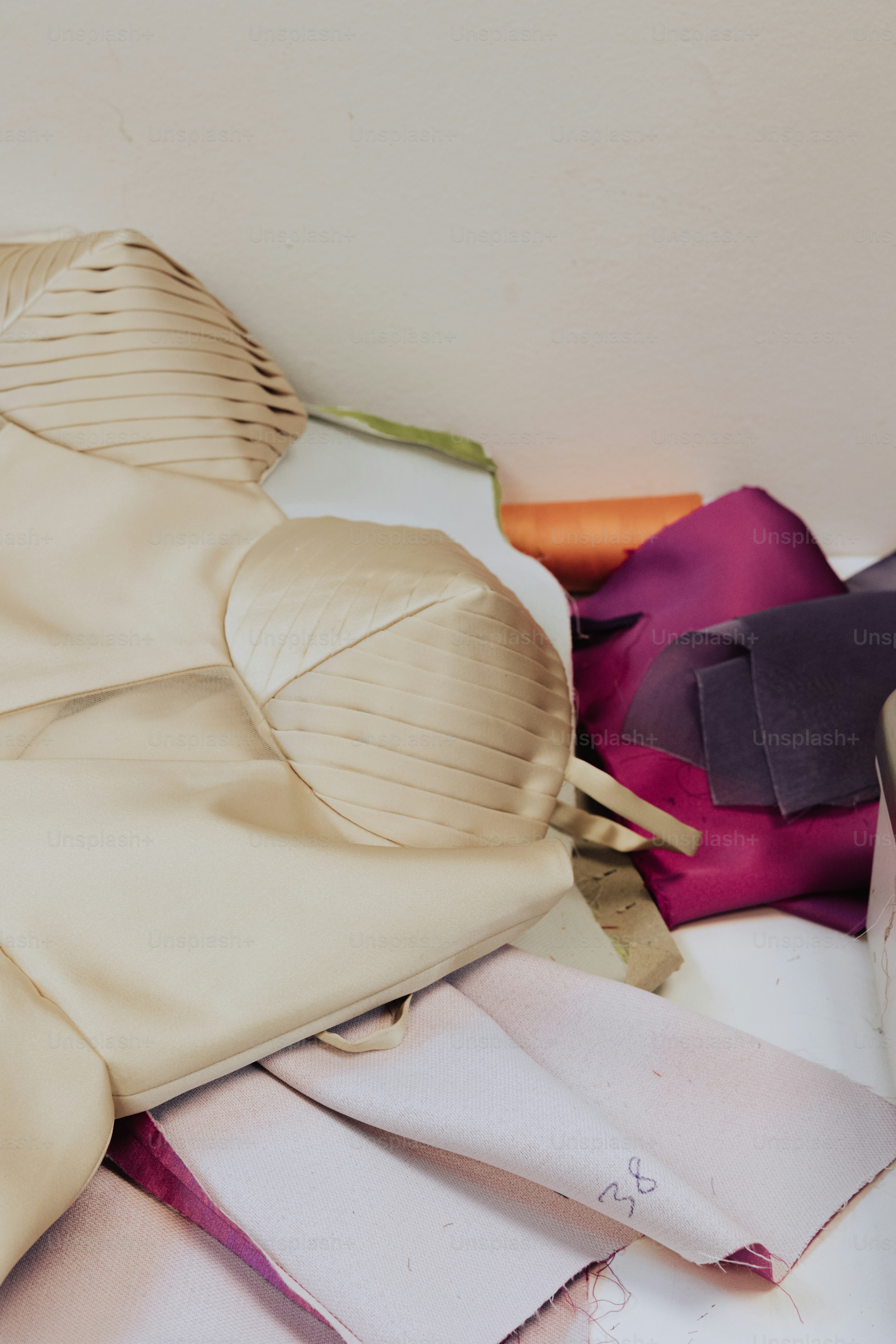 Una pila de diferentes tipos de ropa en una mesa