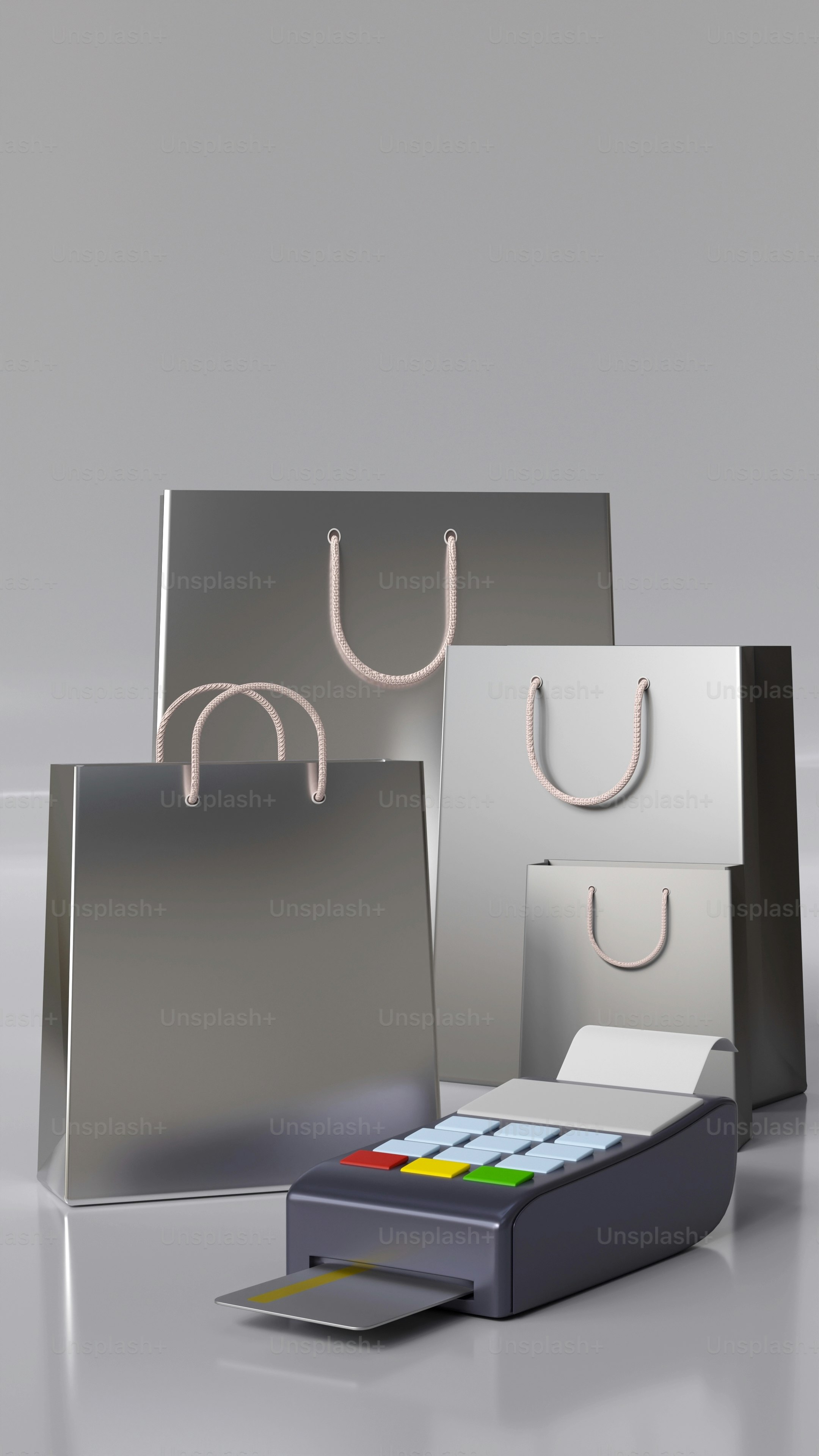 una bolsa de compras plateada y una bolsa de compras blanca