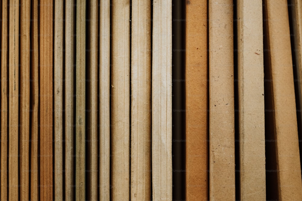 um close up de um monte de paus de madeira
