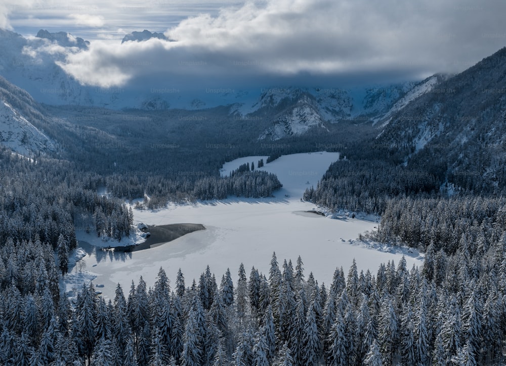 une vue d’un lac entouré de montagnes enneigées