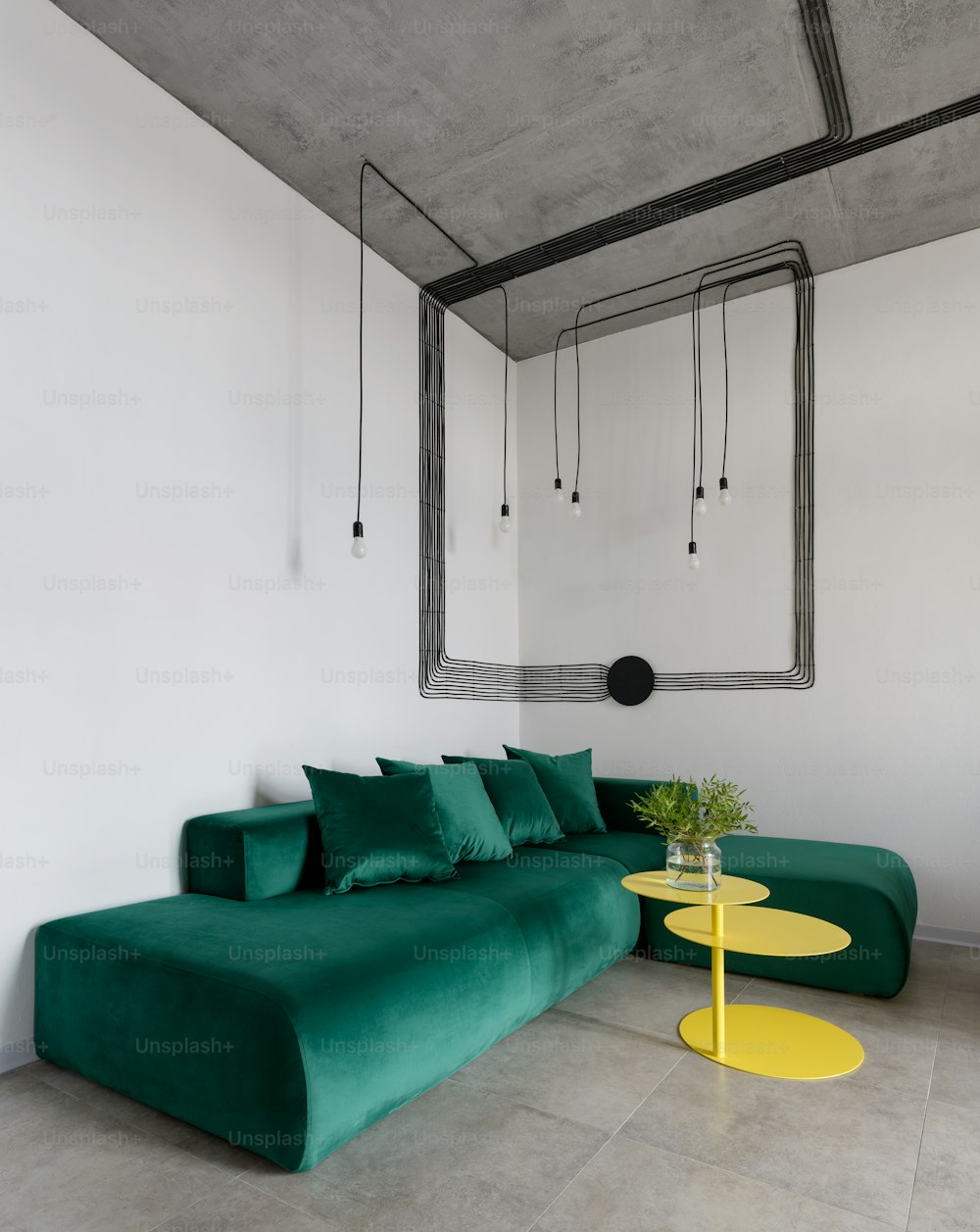 un soggiorno con un divano verde e un tavolo giallo