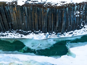 una veduta aerea di una recinzione nella neve