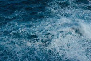 um grande corpo de água com uma onda entrando