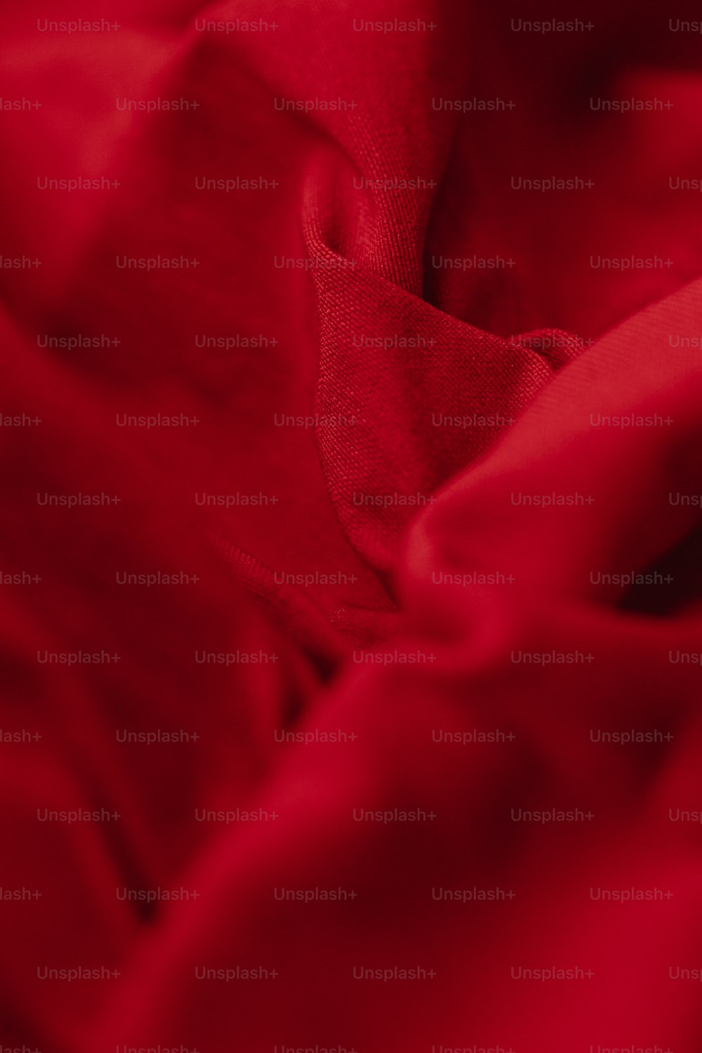 Una vista de cerca de una tela roja