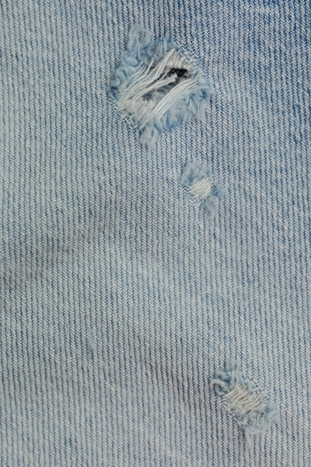 um close up de uma peça de roupa com buracos nela