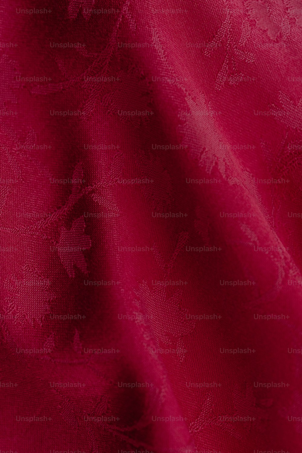 um close up de um tecido vermelho com um padrão de flor