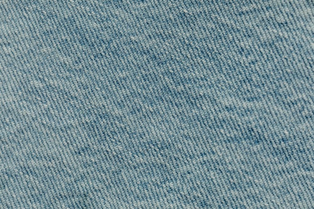 Una vista de cerca de una tela vaquera azul