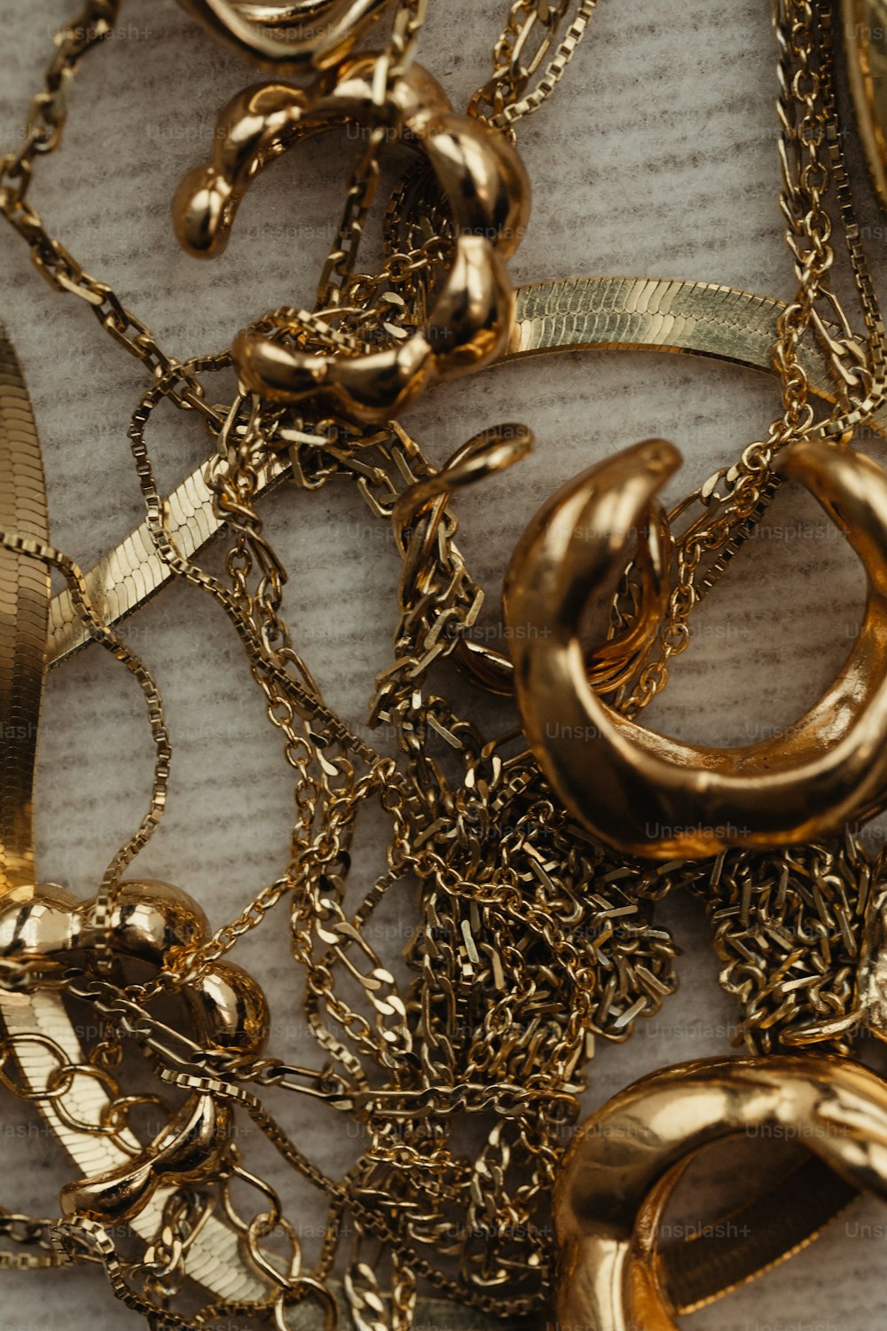 Un primer plano de un montón de joyas de oro
