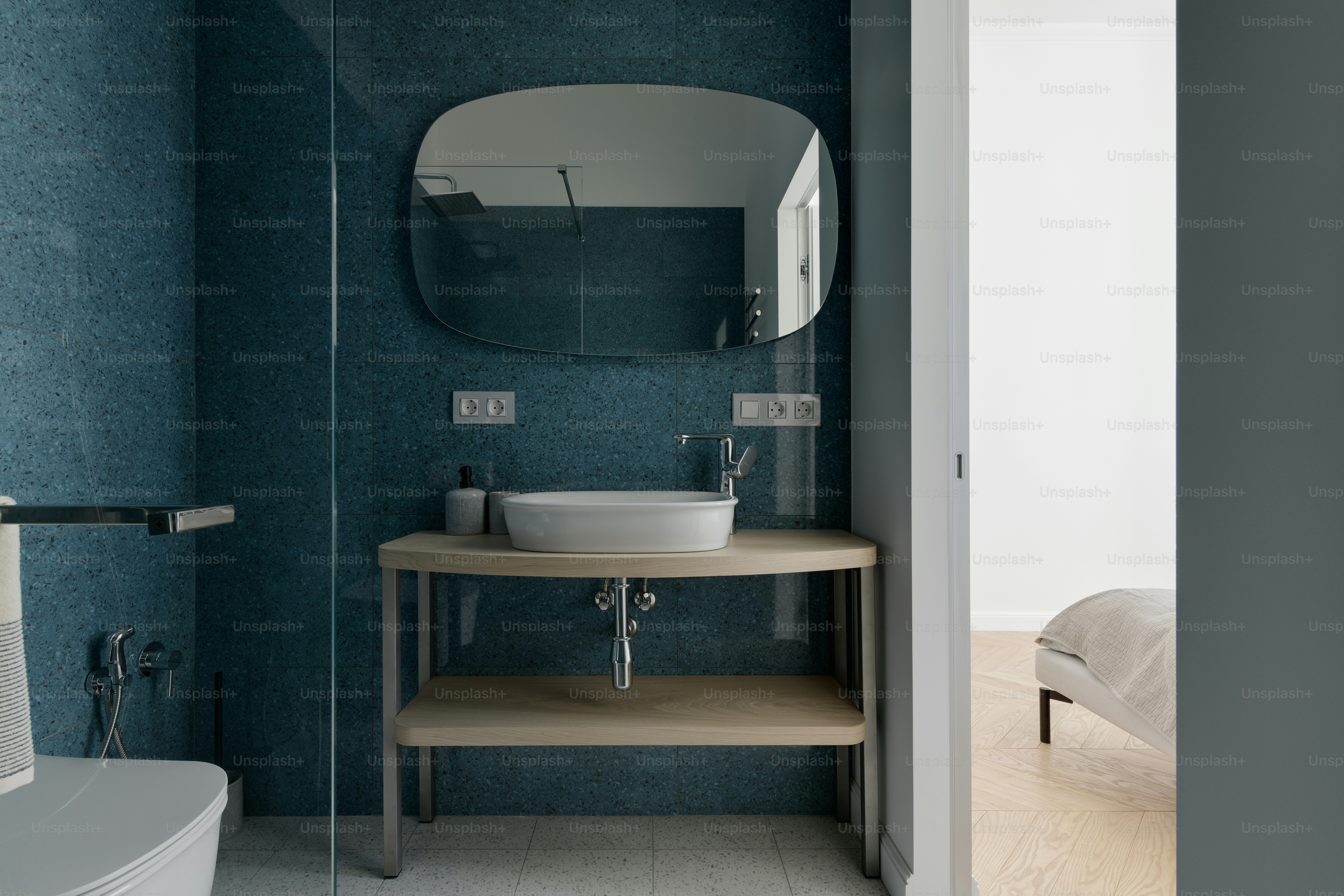 un bagno con lavandino e specchio