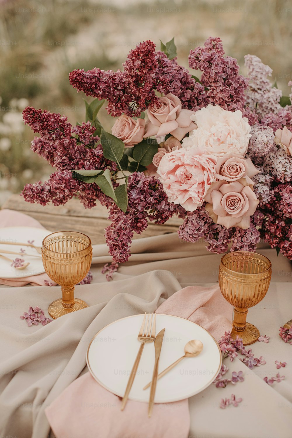 분홍색 꽃으로 가득 찬 꽃병을 얹은 테이블