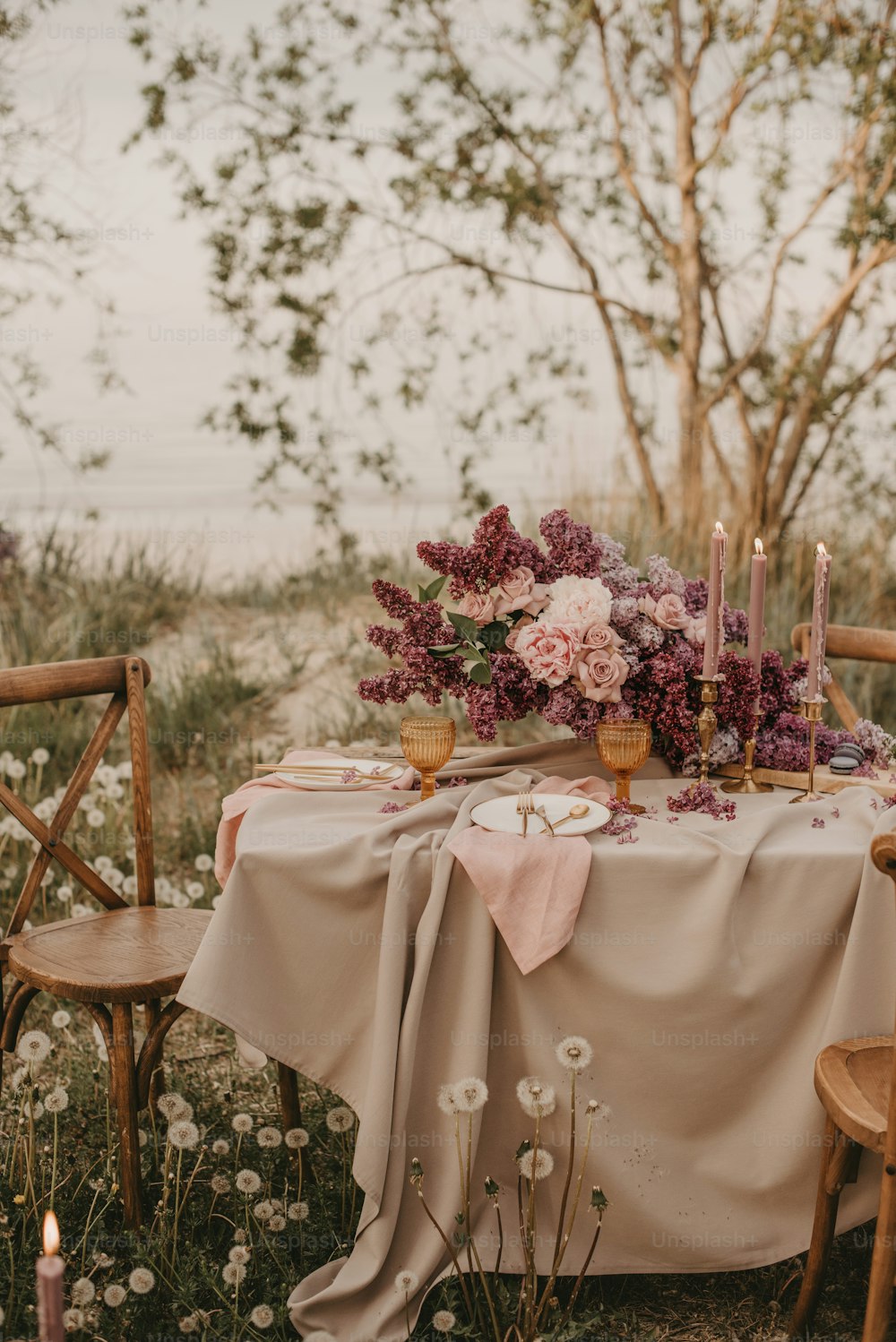 una mesa con flores y velas