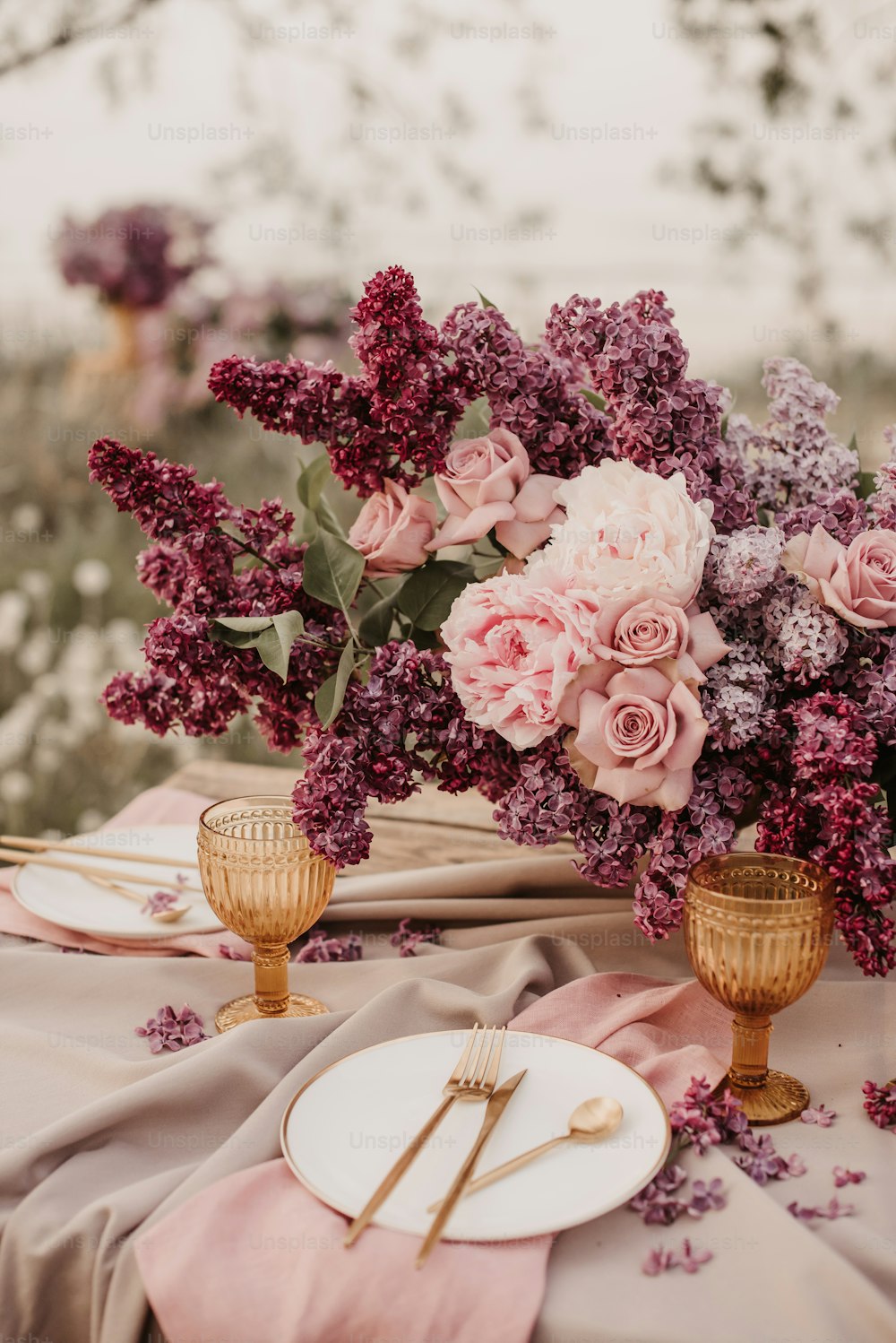 보라색 꽃으로 가득 찬 꽃병을 얹은 테이블