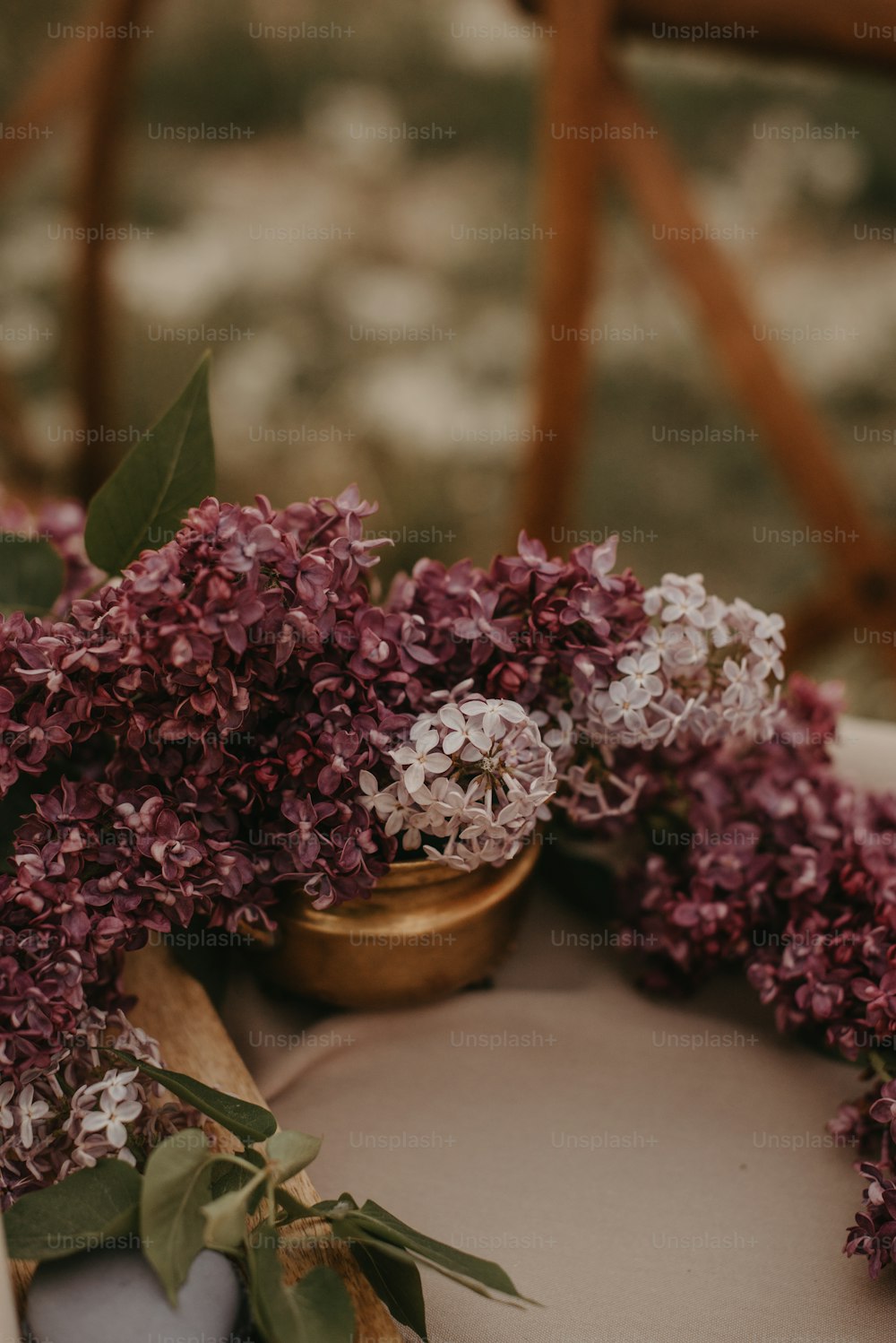 테이블 위에 앉아 있는 보라색 꽃 한 다발