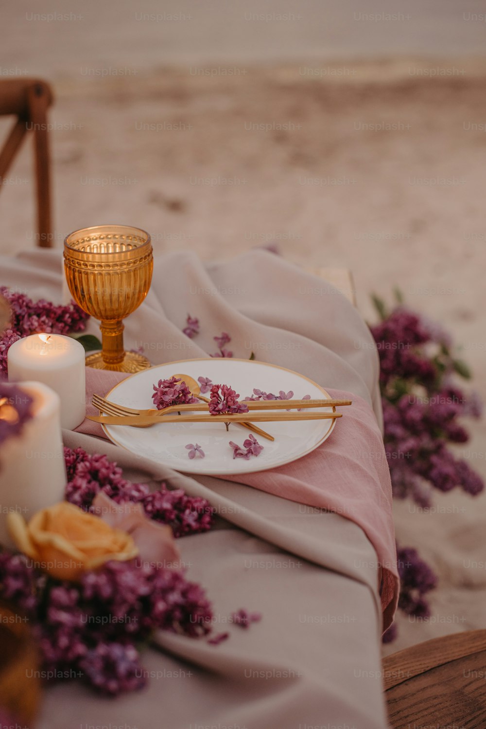 un tavolo con un piatto di cibo e candele su di esso