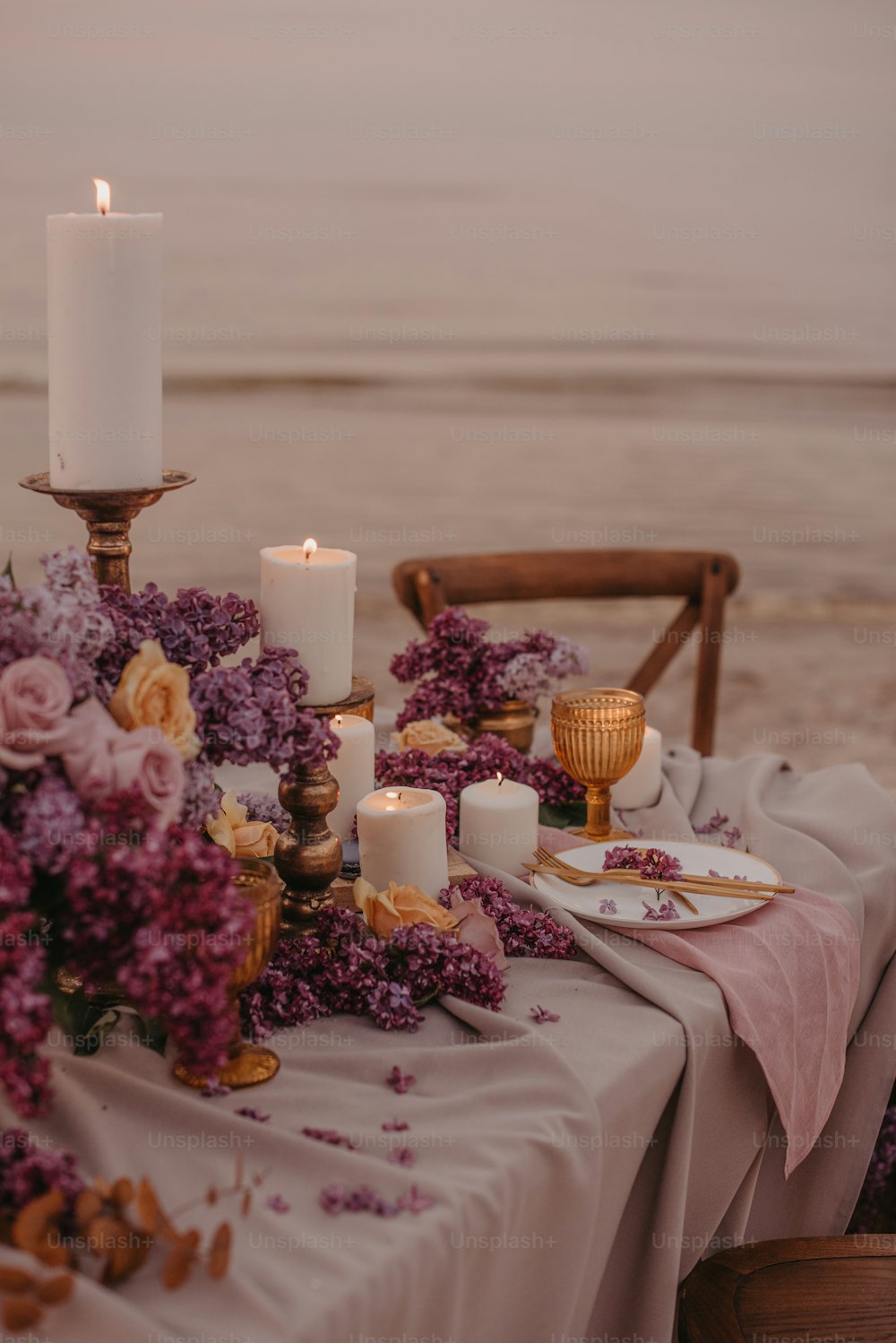 꽃과 촛불이 달린 테이블
