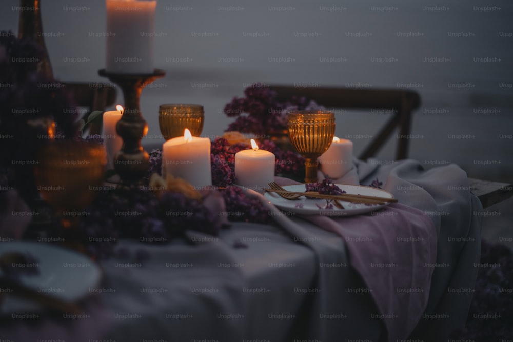 un tavolo sormontato da candele e piatti di cibo