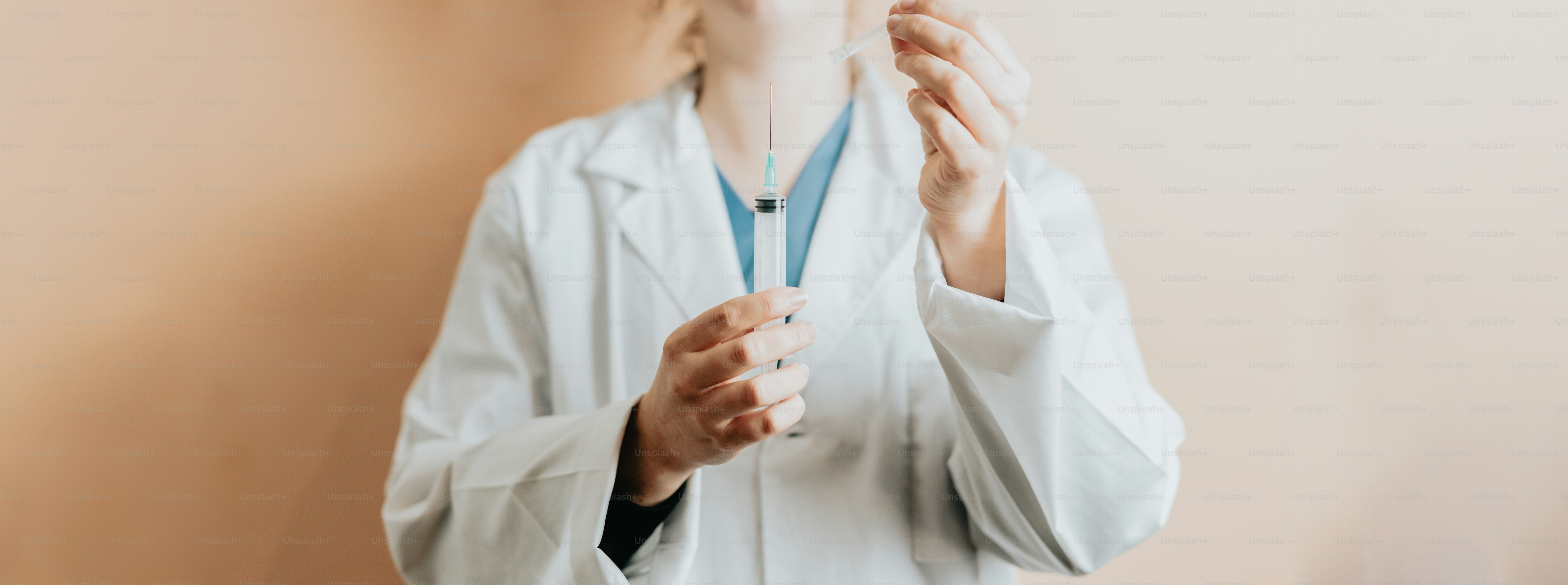 Eine Frau im weißen Laborkittel hält etwas in den Händen