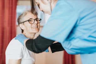 eine Frau im weißen Hemd und eine Frau im blauen Hemd