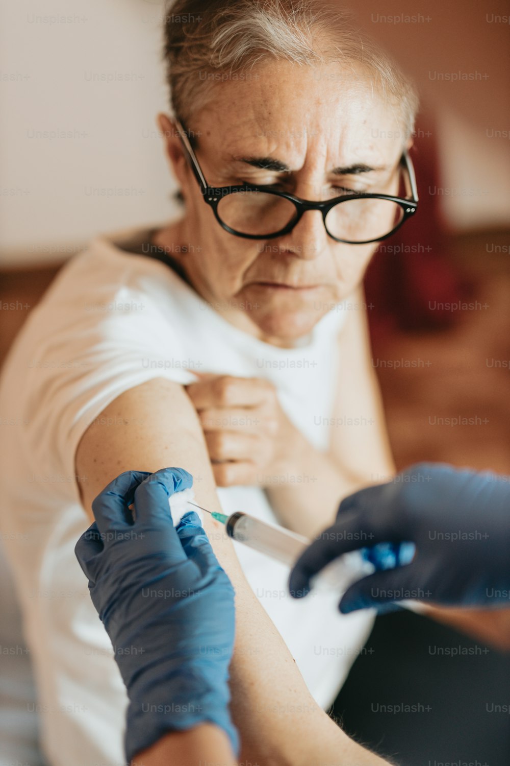 Una donna che si fa un tatuaggio sul suo braccio