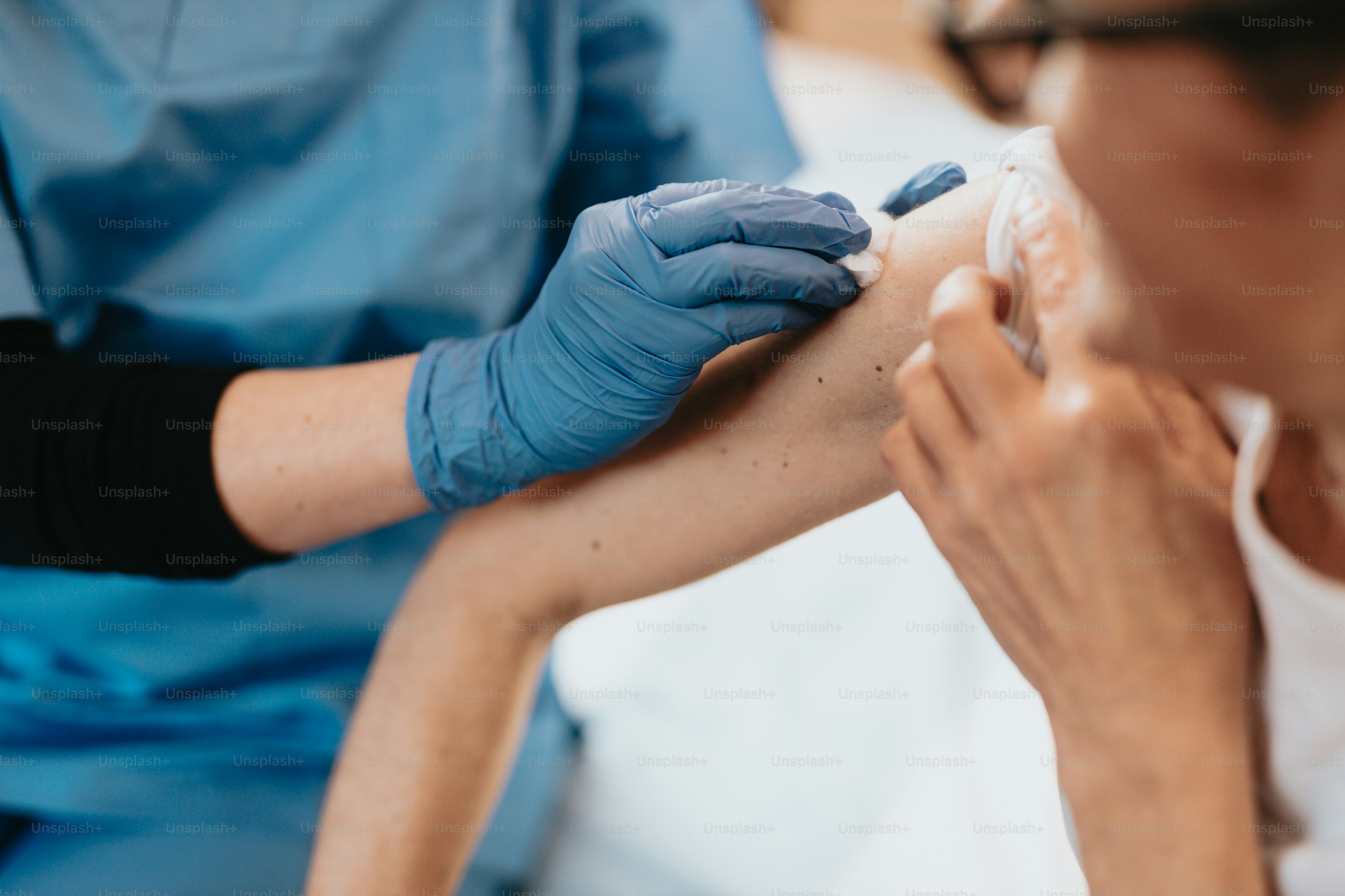una persona que se hace un tatuaje en el brazo de otra persona