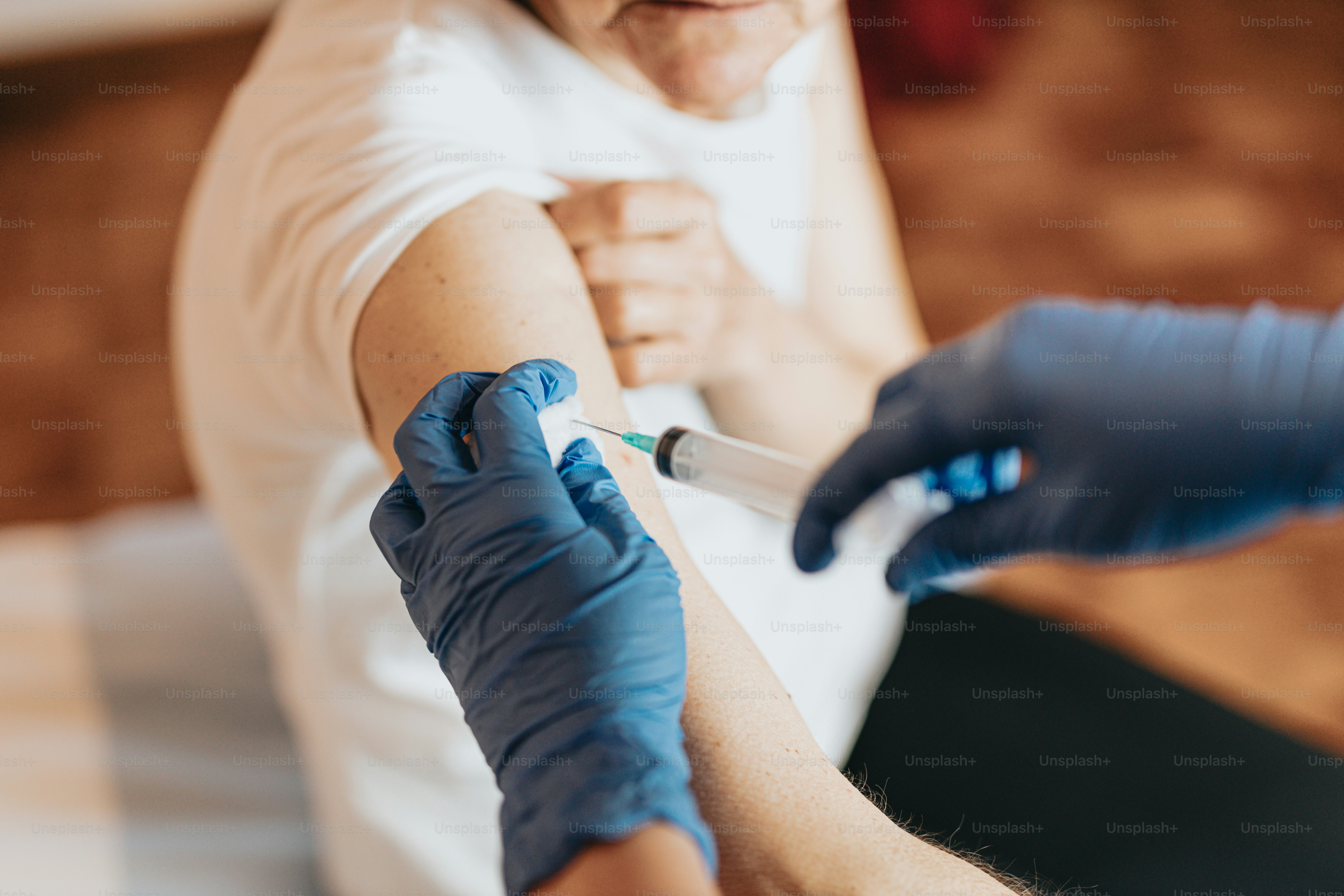 Eine Frau, die einen Vakuumsauger von einem Arzt bekommt