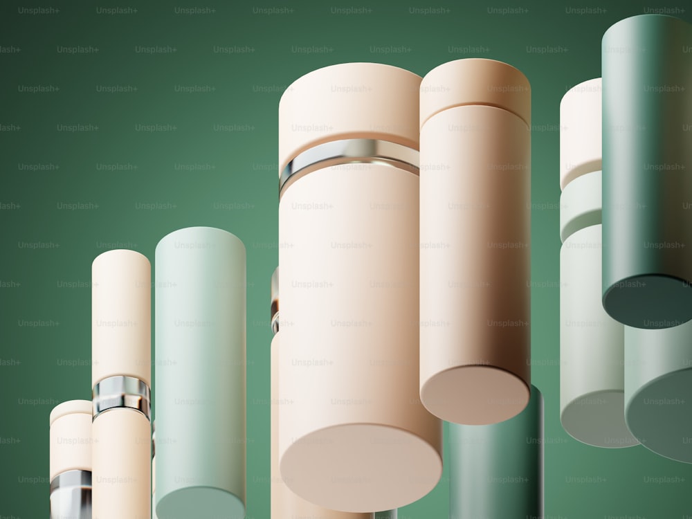 Un gruppo di oggetti cilindrici di diverse dimensioni su sfondo verde