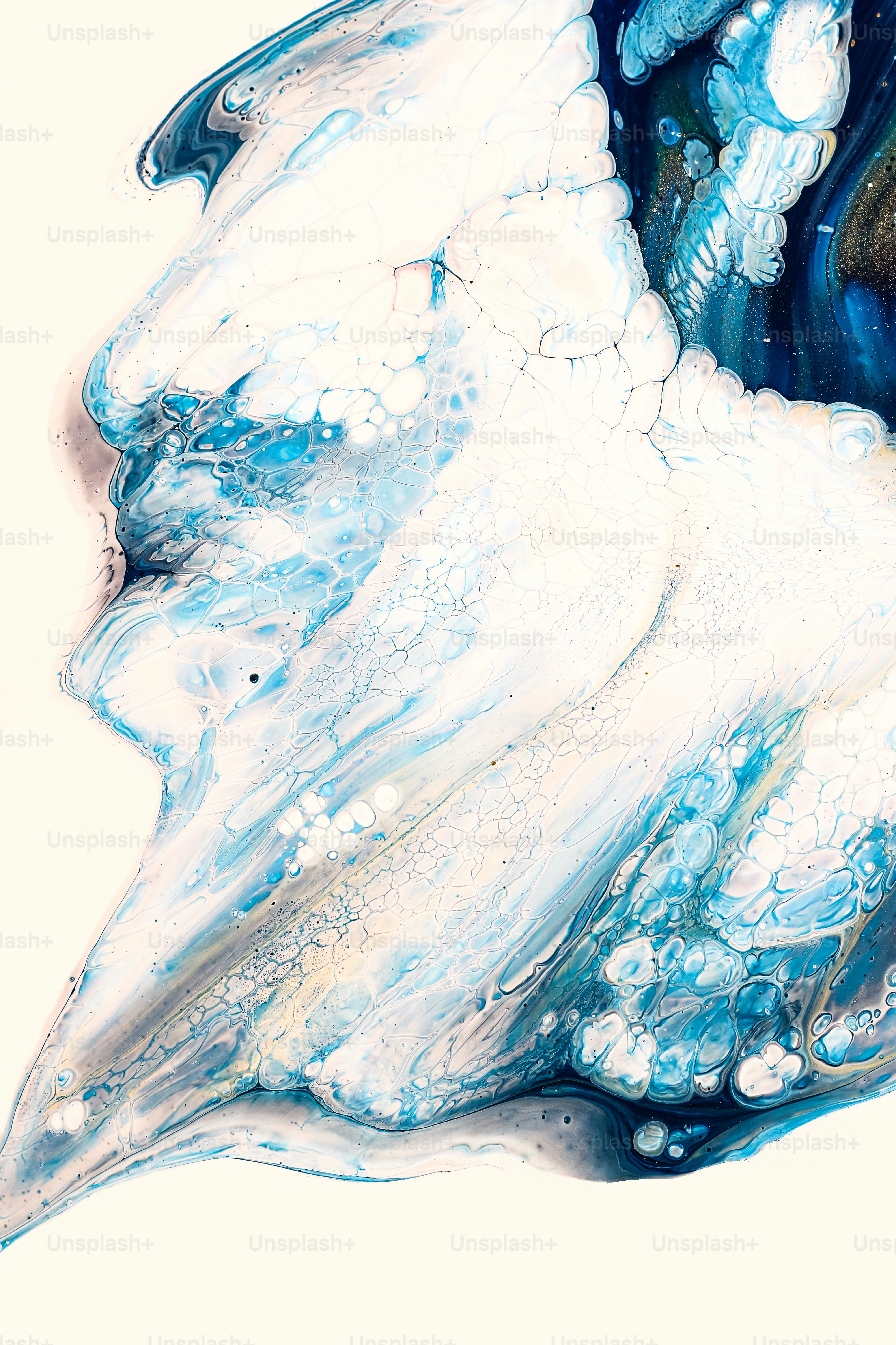Una pintura de un remolino azul y blanco